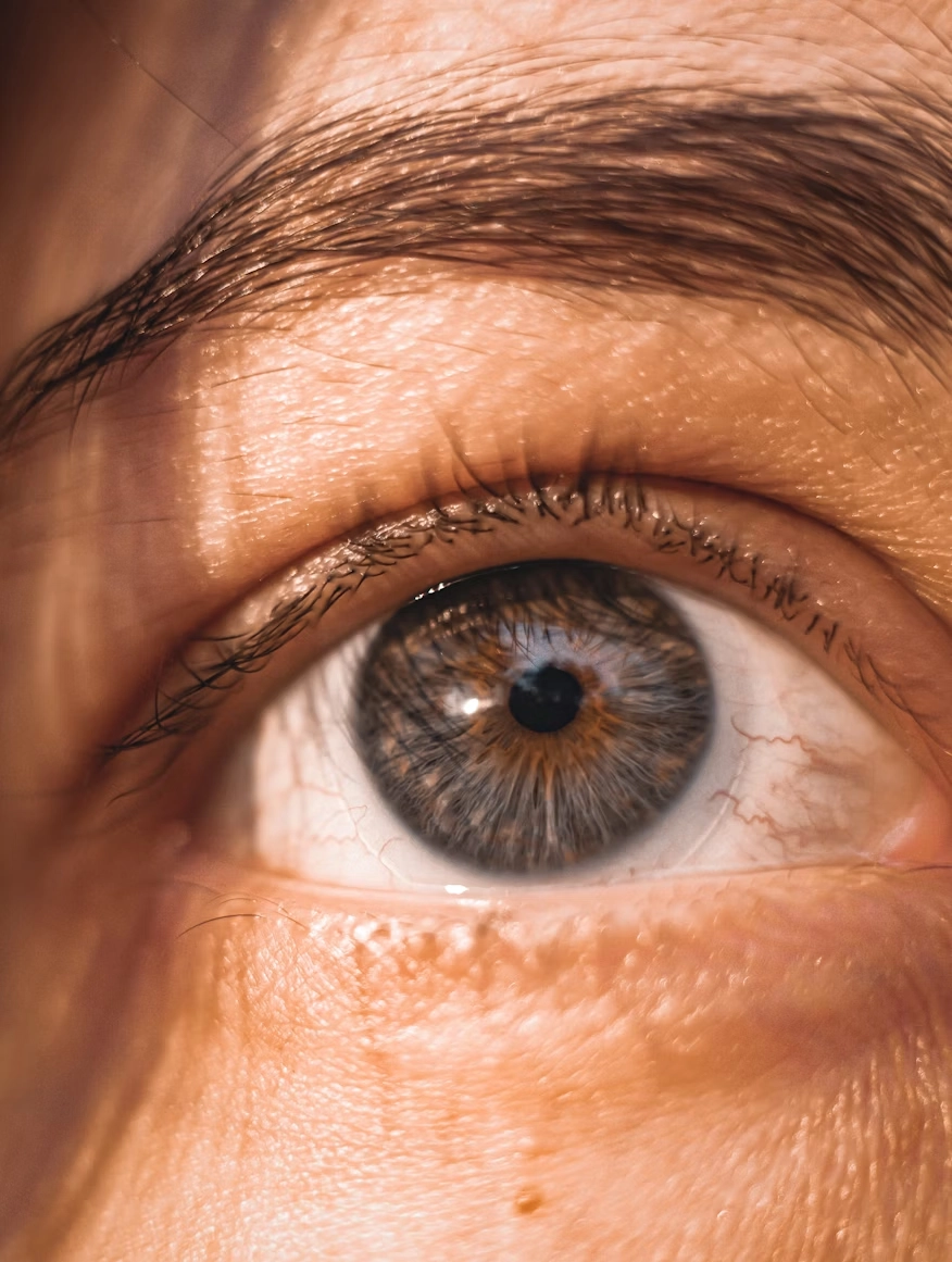 nahaufnahme von einem menschlichen auge